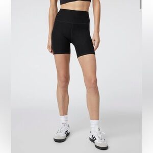 Vuori Clean Elevation Shorty 6” in Heather Black